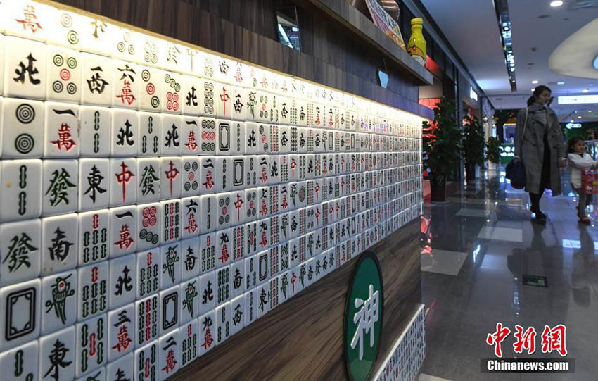 Parede decorada com pe?as de mahjong faz furor em Jinan