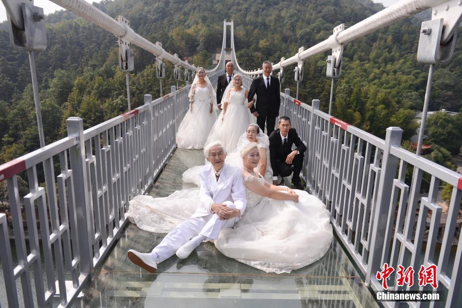 Casais idosos realizam sess?o fotográfica de casamento em ponte de vidro