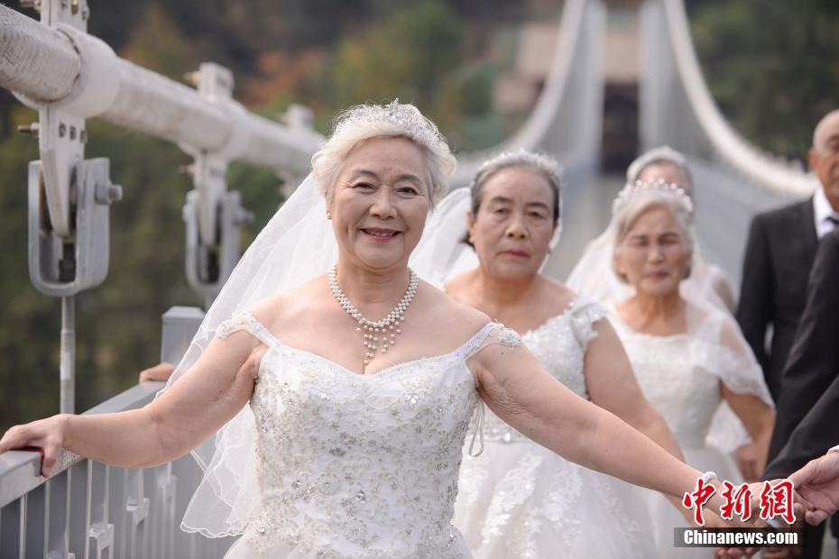 Casais idosos realizam sess?o fotográfica de casamento em ponte de vidro