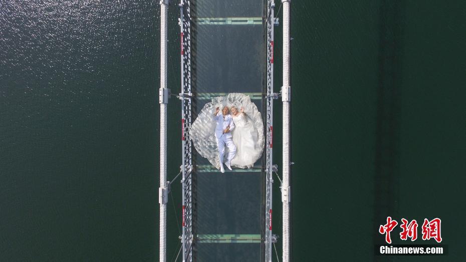 Casais idosos realizam sess?o fotográfica de casamento em ponte de vidro