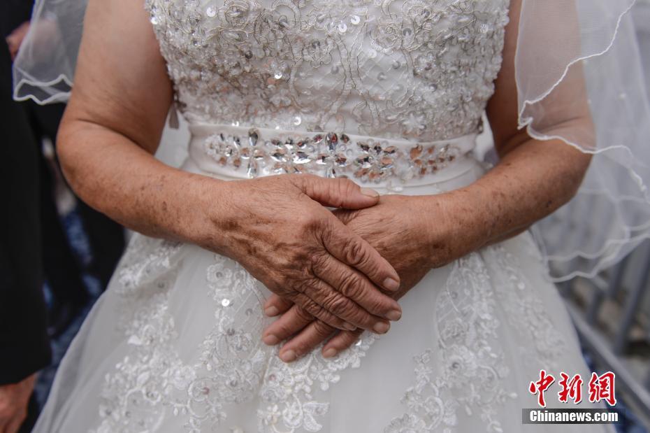 Casais idosos realizam sess?o fotográfica de casamento em ponte de vidro