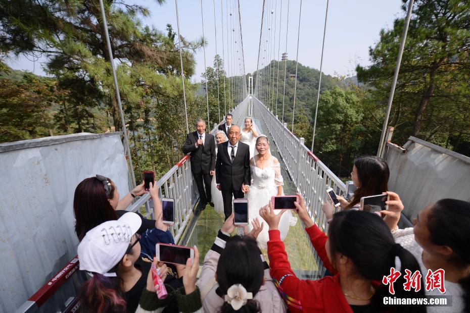 Casais idosos realizam sess?o fotográfica de casamento em ponte de vidro