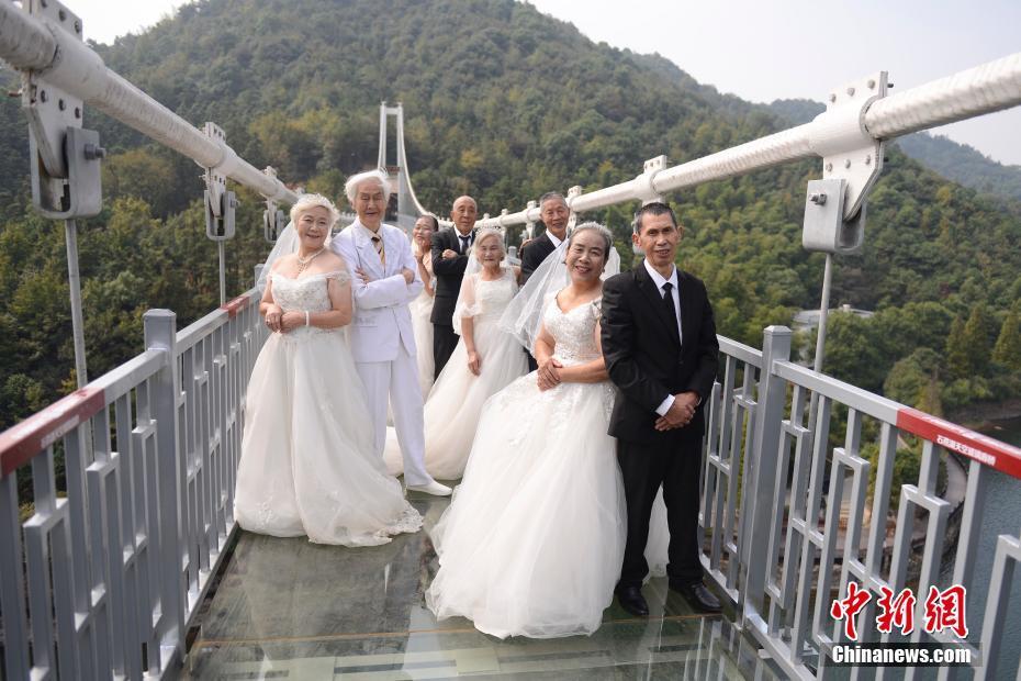 Casais idosos realizam sess?o fotográfica de casamento em ponte de vidro