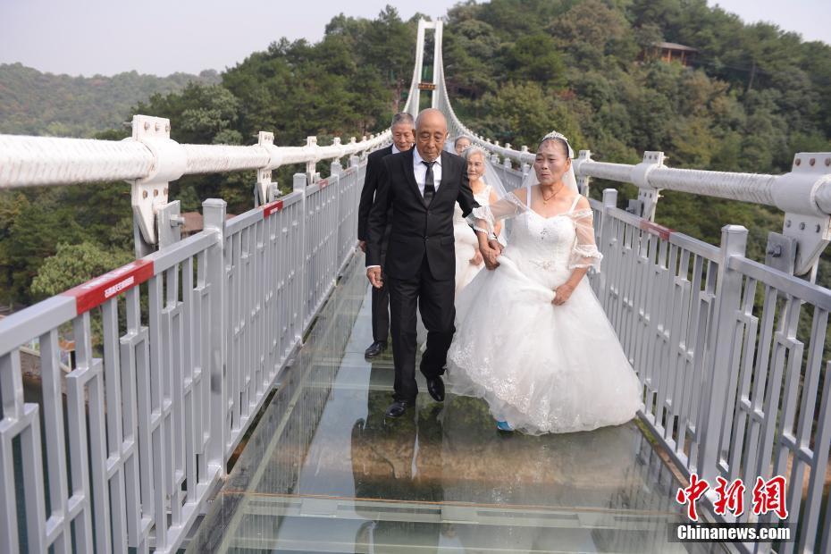 Casais idosos realizam sess?o fotográfica de casamento em ponte de vidro
