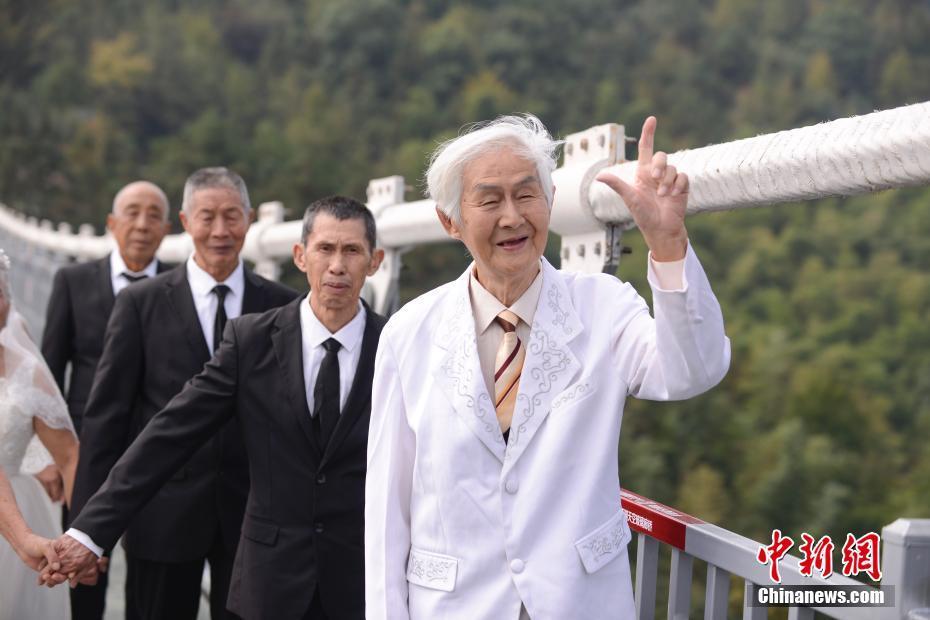 Casais idosos realizam sess?o fotográfica de casamento em ponte de vidro