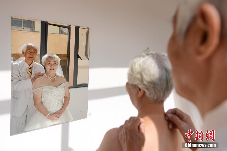 Casais idosos realizam sess?o fotográfica de casamento em ponte de vidro