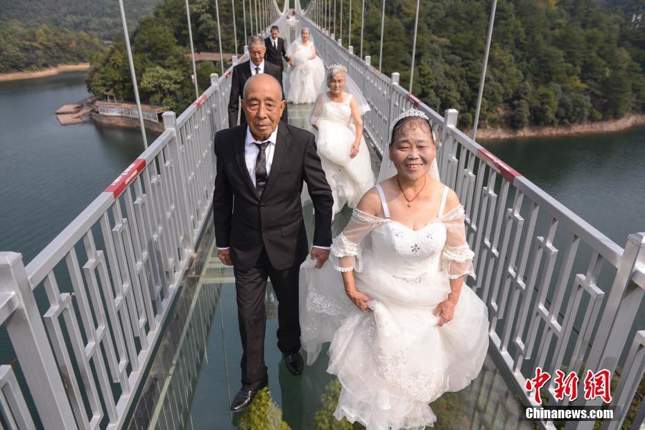 Casais idosos realizam sess?o fotográfica de casamento em ponte de vidro