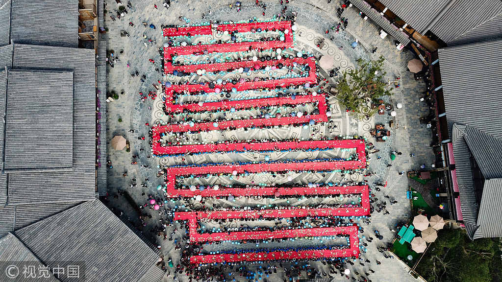 Guizhou: Mais de 20,000 convidados em banquete com 2,140 metros de comprimento 
