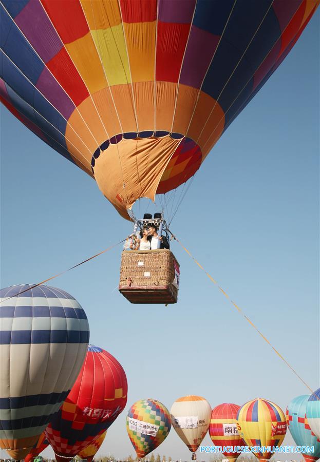 Cerim?mia de casamento conjunta é realizada em bal?es de ar quente em Nanjing