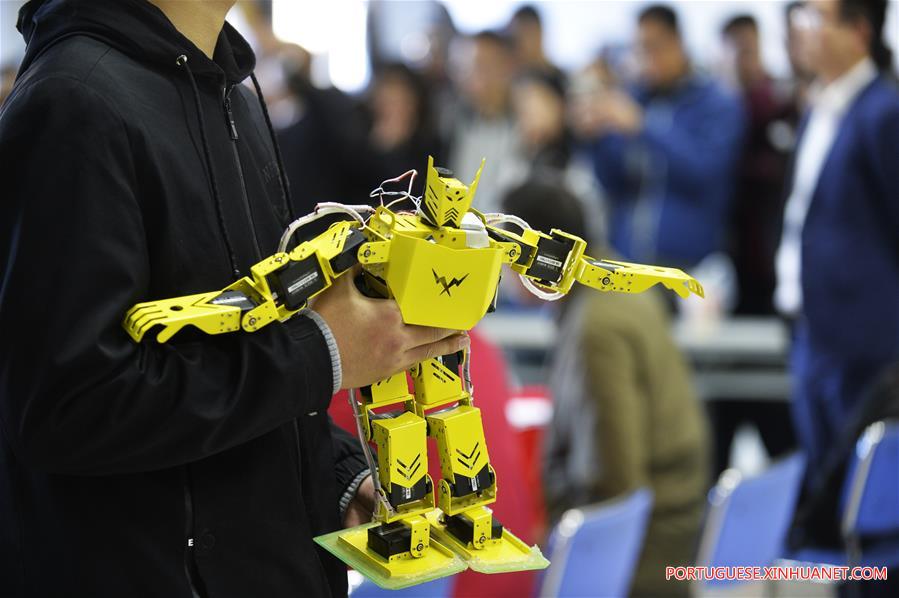 Competi??o de robótica em Tianjin reúne 286 equipes de 16 universidades da China