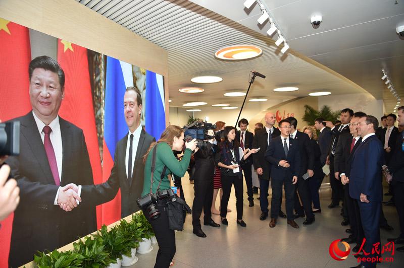 Primeiro-ministro russo conversa com internautas chineses na sede do Diário do Povo Online