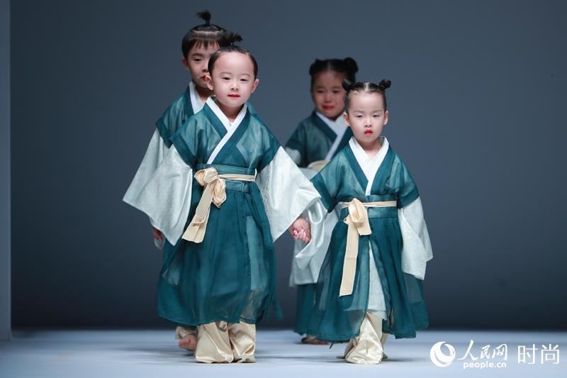 Trajes tradicionais para crian?as em destaque na Semana da Moda Internacional da China