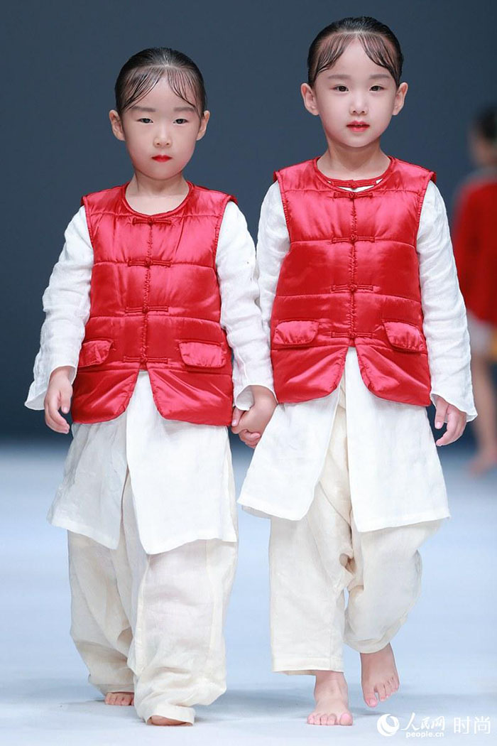 Trajes tradicionais para crian?as em destaque na Semana da Moda Internacional da China