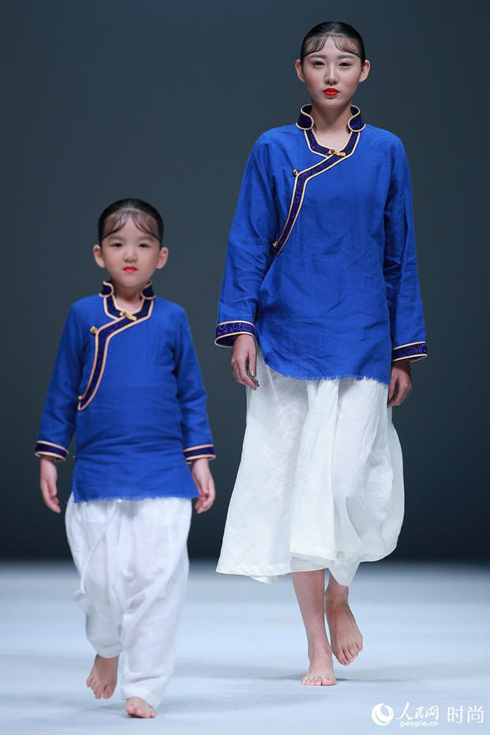 Trajes tradicionais para crian?as em destaque na Semana da Moda Internacional da China