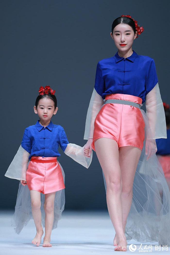 Trajes tradicionais para crian?as em destaque na Semana da Moda Internacional da China