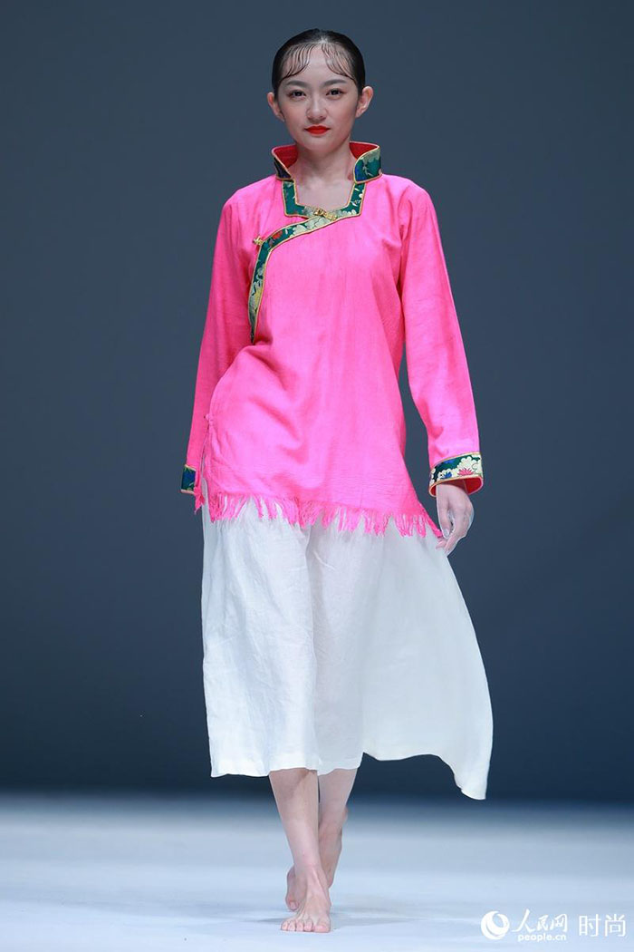 Trajes tradicionais para crian?as em destaque na Semana da Moda Internacional da China