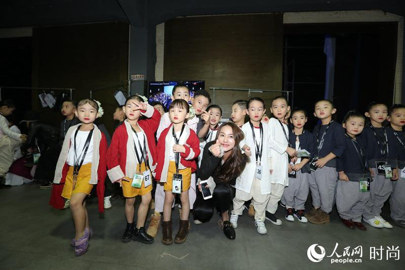 Trajes tradicionais para crian?as em destaque na Semana da Moda Internacional da China