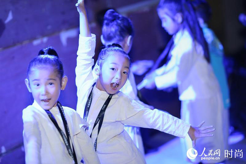 Trajes tradicionais para crian?as em destaque na Semana da Moda Internacional da China