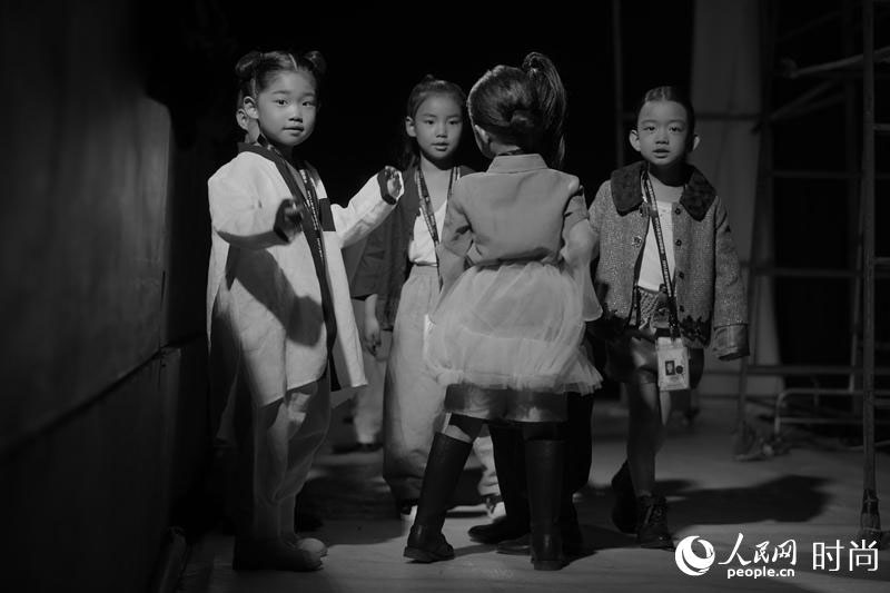 Trajes tradicionais para crian?as em destaque na Semana da Moda Internacional da China