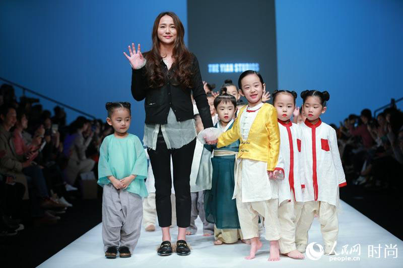 Trajes tradicionais para crian?as em destaque na Semana da Moda Internacional da China