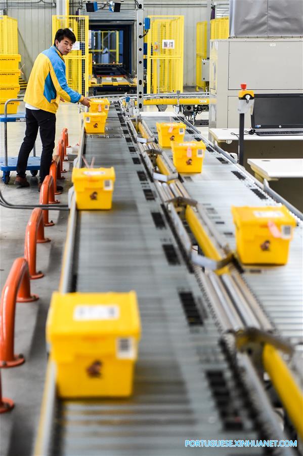 Caixas de entrega recicláveis na base logística da Suning