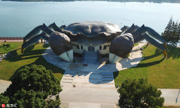 Constru??o de edifício em forma de caranguejo prossegue em Jiangsu