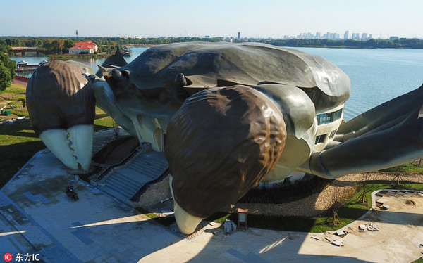 Constru??o de edifício em forma de caranguejo prossegue em Jiangsu