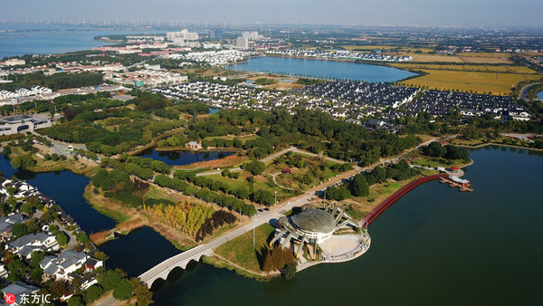 Constru??o de edifício em forma de caranguejo prossegue em Jiangsu