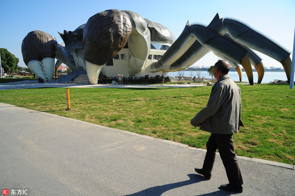 Constru??o de edifício em forma de caranguejo prossegue em Jiangsu