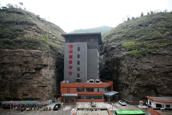 Hotel construído em fenda montanhosa atrai aten??o pública