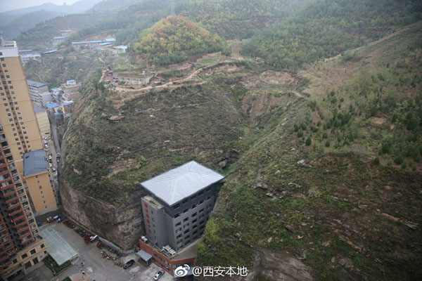 Hotel construído em fenda montanhosa atrai aten??o pública