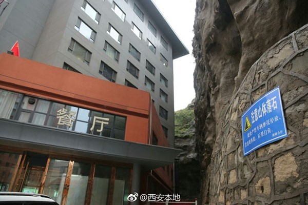 Hotel construído em fenda montanhosa atrai aten??o pública