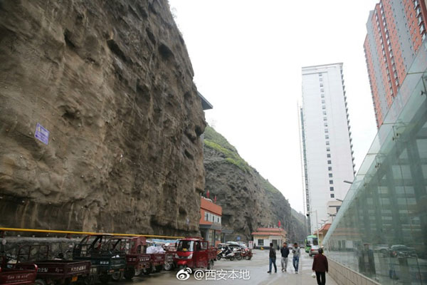 Hotel construído em fenda montanhosa atrai aten??o pública