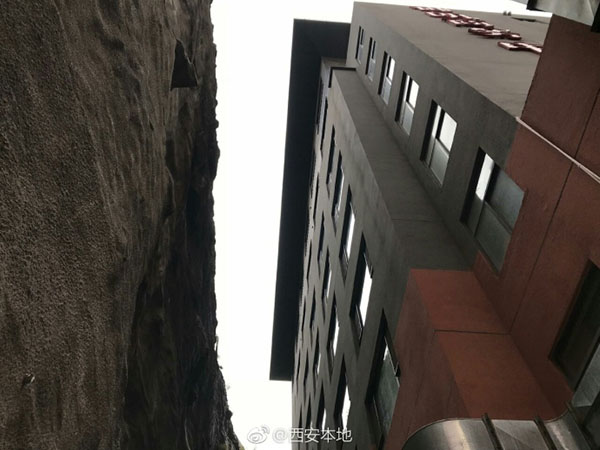 Hotel construído em fenda montanhosa atrai aten??o pública