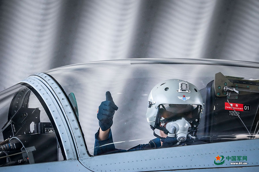 For?a Aérea da China realiza exercício de reabastecimento no sul do país