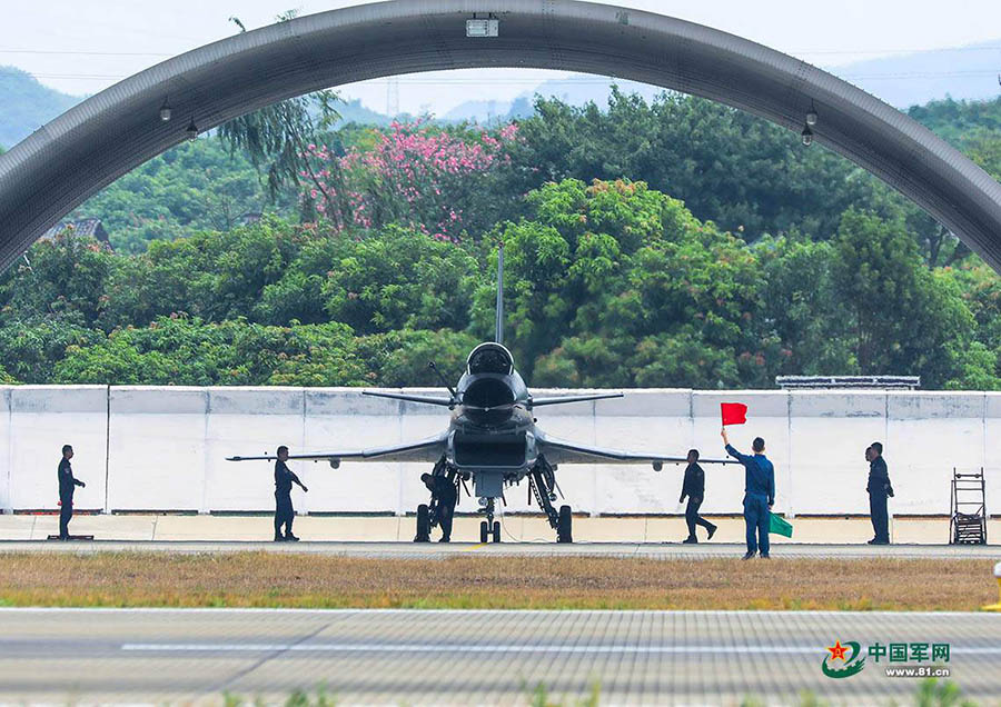 For?a Aérea da China realiza exercício de reabastecimento no sul do país