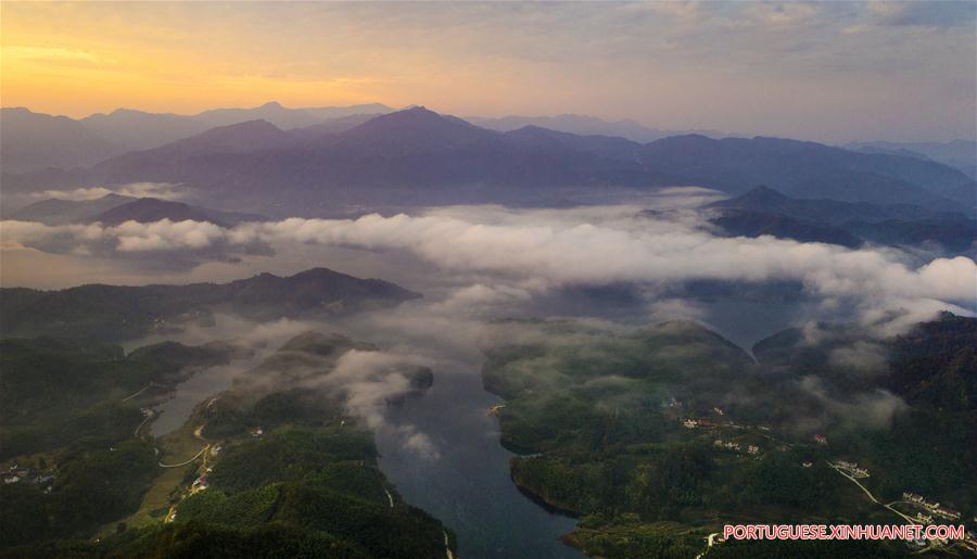 Paisagem de bambus e mar de nuvens em Anhui, no leste da China