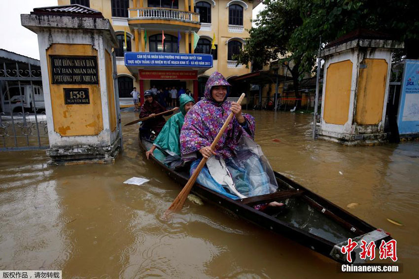 Tuf?o Damrey deixa 29 mortos e 29 desaparecidos no centro do Vietn?