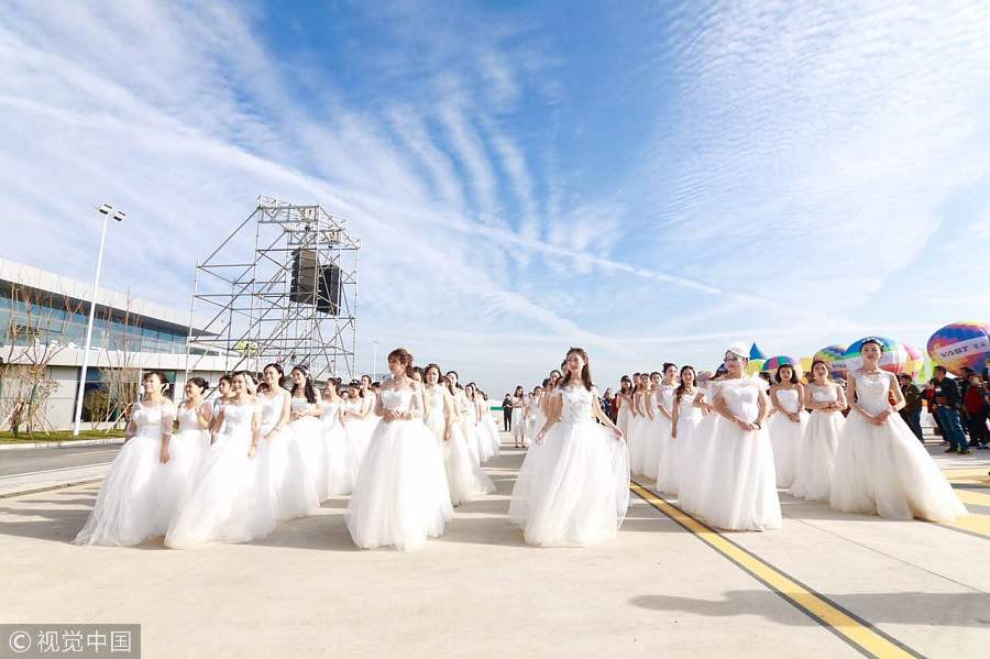 Galeria: 100 casais celebram casamento a bordo de bal?es de ar 