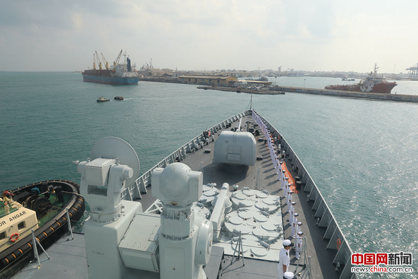 Navio da marinha chinesa reabastece no Djibuti