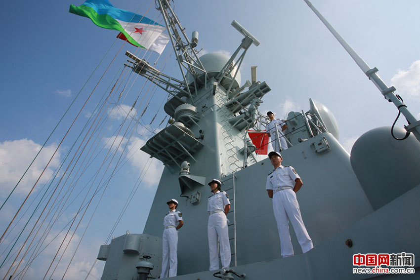 Navio da marinha chinesa reabastece no Djibuti