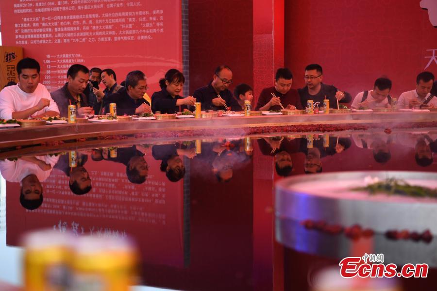 Hotpot de 13 toneladas servido no festival de hotpot de Chongqing