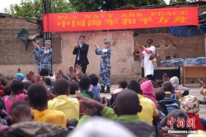 Navio-hospital chinês “Arco da Paz” oferece tratamento médico a crian?as deficientes em Mo?ambique