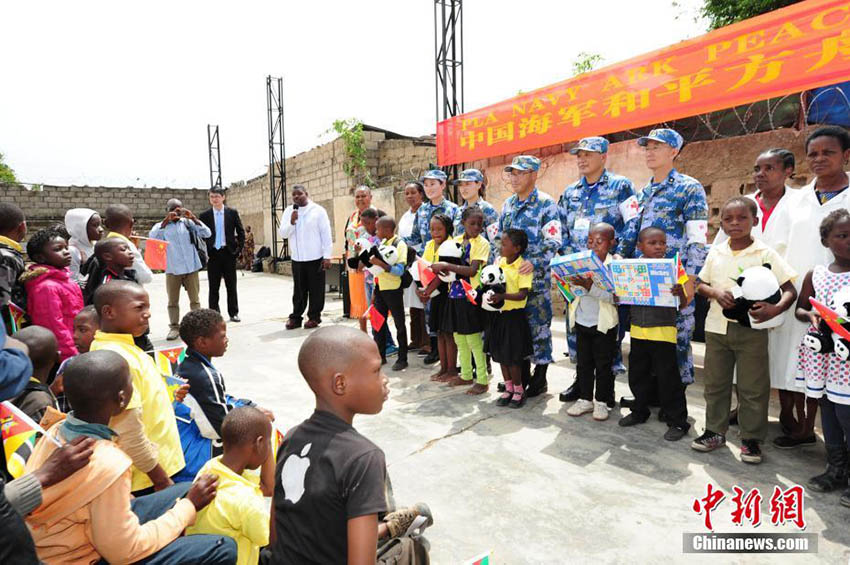 Navio-hospital chinês “Arco da Paz” oferece tratamento médico a crian?as deficientes em Mo?ambique