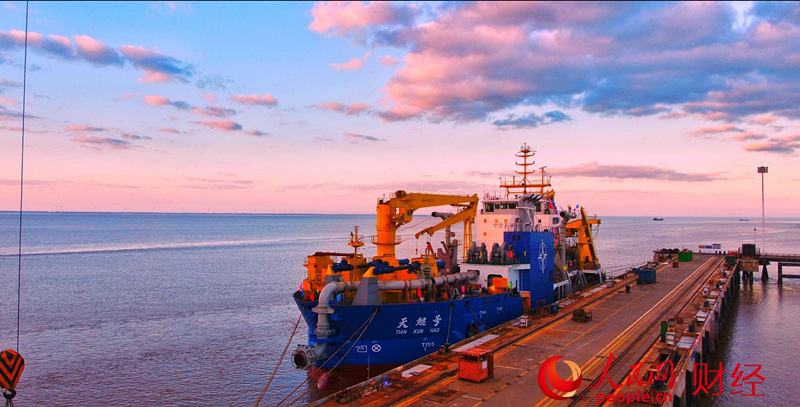 Maior embarca??o de dragagem chinesa inicia opera??es