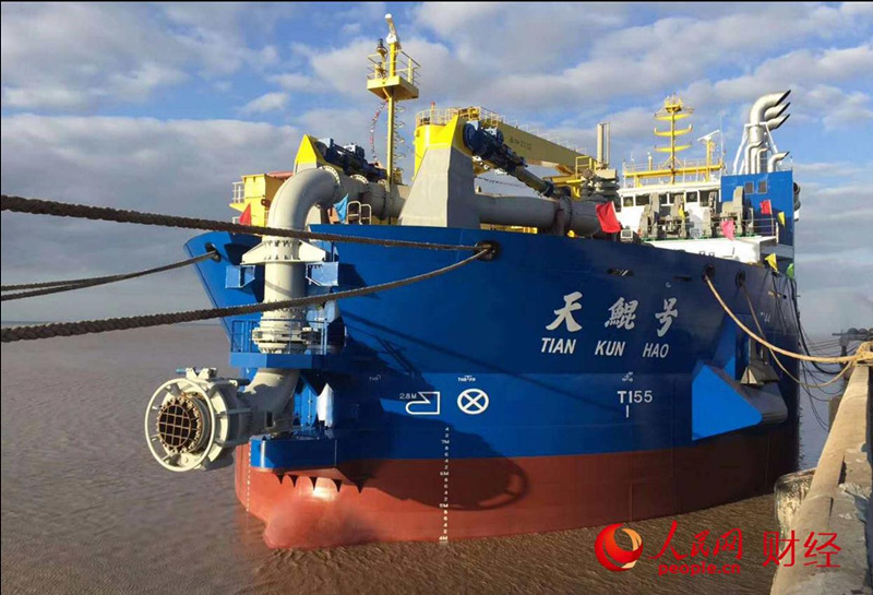 Maior embarca??o de dragagem chinesa inicia opera??es