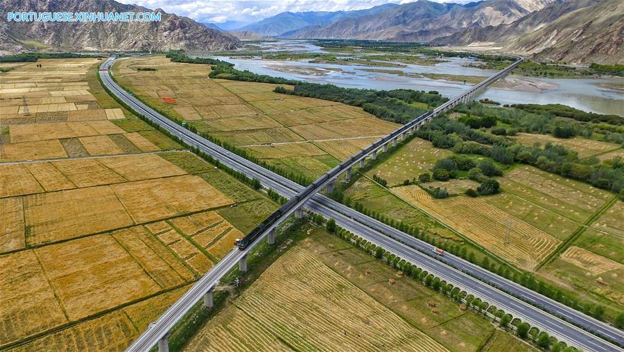 As estradas melhoram o transporte no Tibete, sudoeste da China