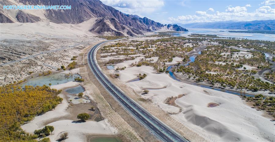 As estradas melhoram o transporte no Tibete, sudoeste da China