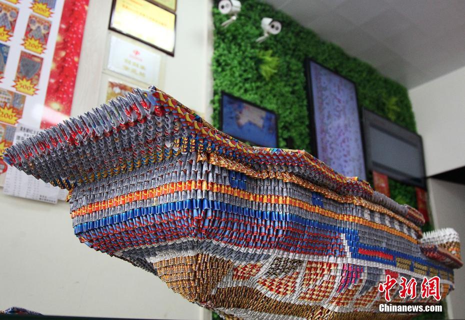 “Porta-avi?es” criado com 12 mil bilhetes de loterias usados 