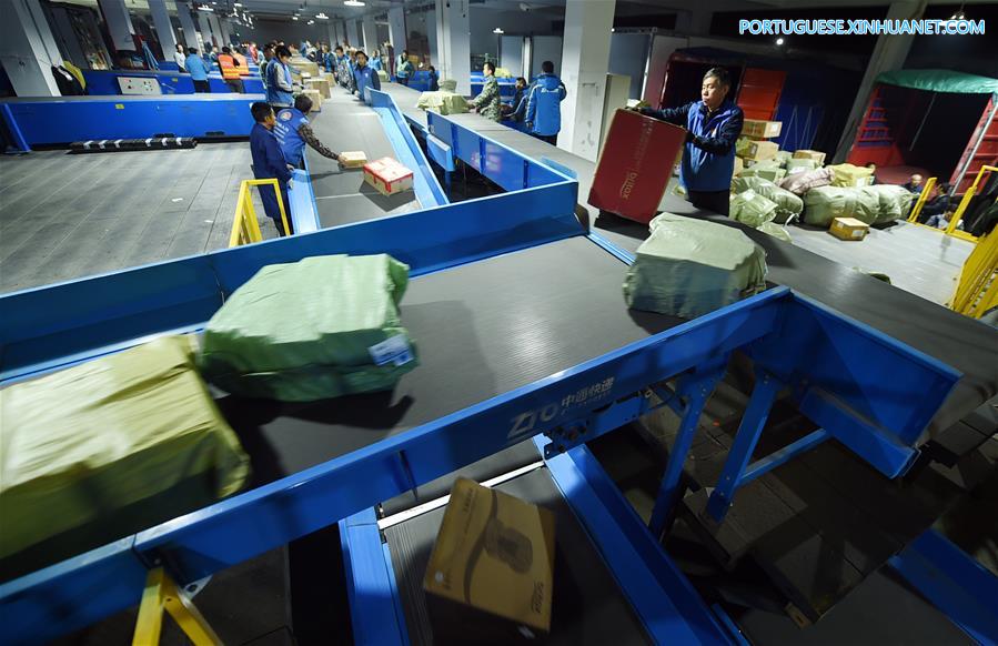 Servi?os de correio entregam 350 milh?es de encomendas após Dia dos Solteiros